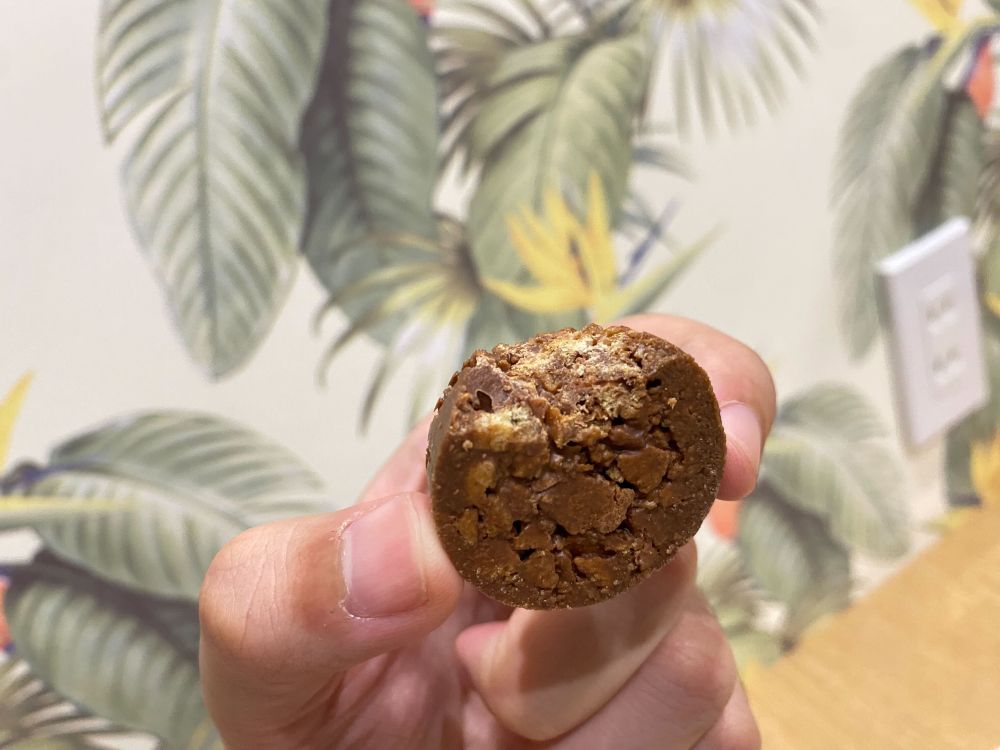 Amazonのチョコクランチの断面図