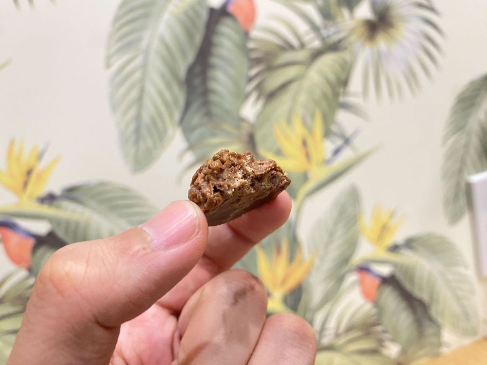 無印のチョコクランチの断面図